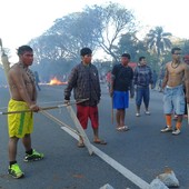 Índios fecham rodovia em ato por demarcação (Índios fecham rodovia durante 1 hora e meia (Paulo Guilherme/G1))