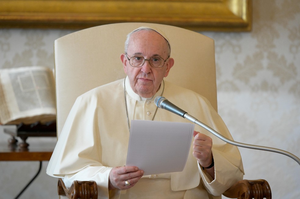Papa Francisco em audiência geral semanal na biblioteca do Palácio Apostólico do Vaticano, em novembro de 2020 — Foto: Vatican Media/Reuters