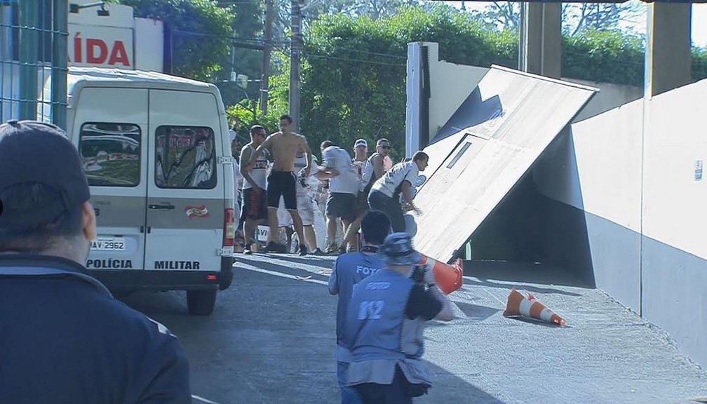 Imagem mostra portão do Scarpelli sendo derrubado (Foto: Reprodução/Premiere)