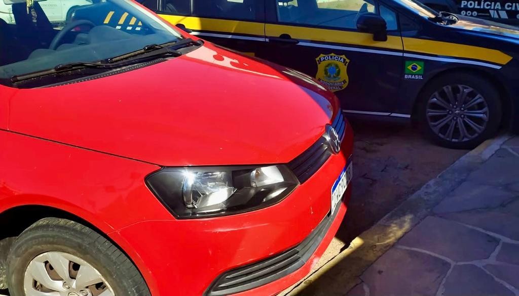 Adolescente foge com carro da família e é resgatado a 300 km de casa após mãe chamar a polícia no RS, diz PRF