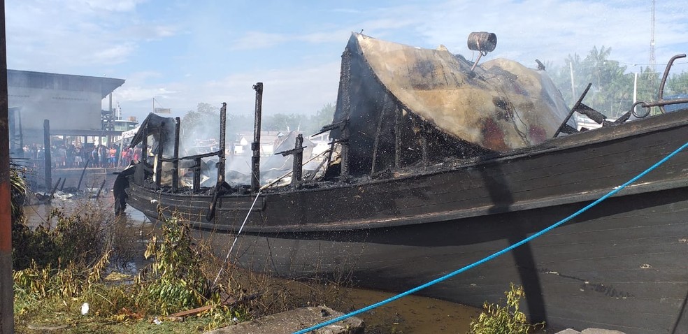 Barco explode no Rio Amazonas e fogo atinge outras embarcações, no Amapá — Foto: John Pacheco/G1