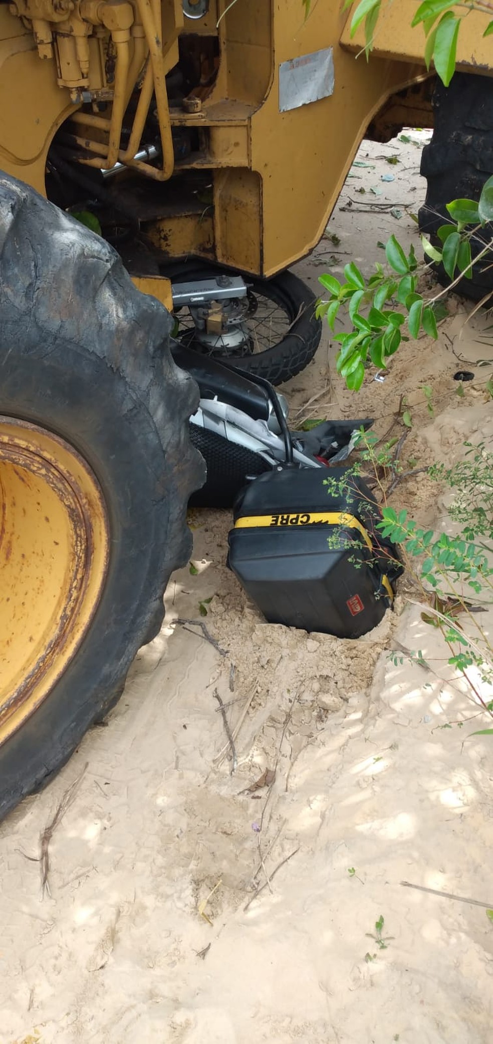 Duas motos do CPRE ficaram sem condi&ccedil;&otilde;es de uso, ap&oacute;s tratos sem freio atingi-las em Natal. &mdash; Foto: Redes sociais