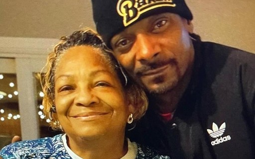 Snoop Dogg agradece aos fãs por orações após hospitalização de sua mãe - Vimarsana News