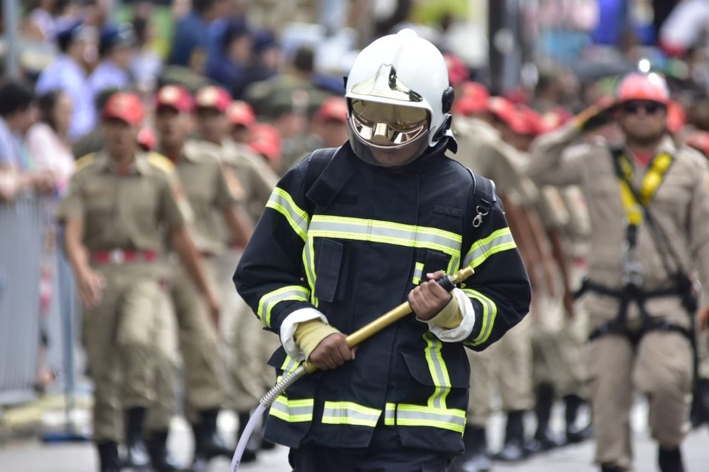 Bombeiros participaram do desfile de 7 de Setembro em Natal â€” Foto: Pedro Vitorino