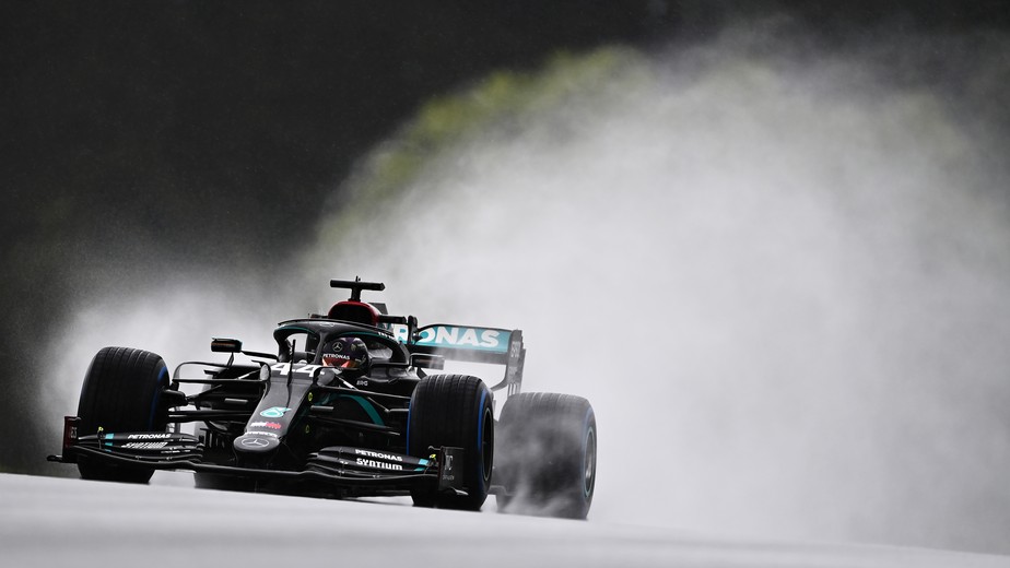 Sábado de muita chuva e de uma obra de arte de Lewis Hamilton
