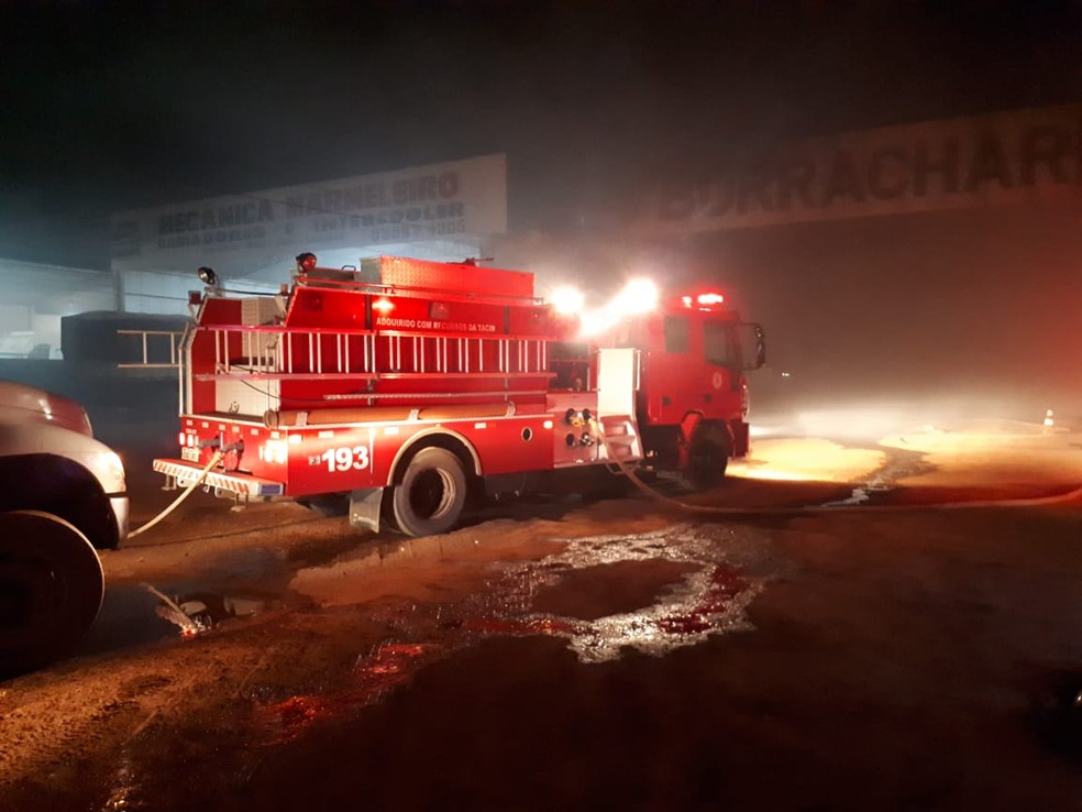 Bombeiros utilizaram 25 mil litros de água para conseguir apagar as chamas — Foto: Yasmim Oliveira/Centro América FM