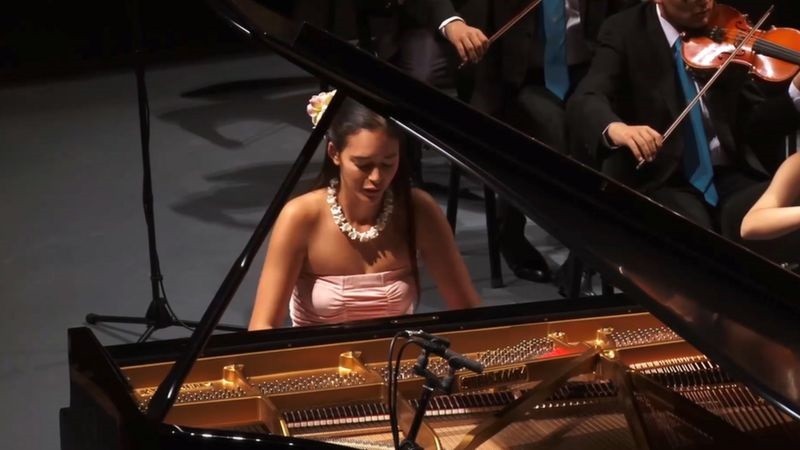 A pianista que trocou fama mundial para preservar cultura da Ilha de Páscoa thumbnail