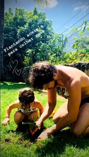 José Loreto planta pé de acerola junto da filha no jardim de sua casa (Foto: Reprodução/ Instagram)