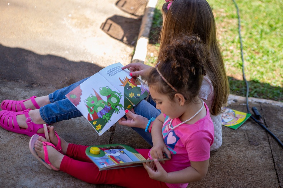 Objetivo do projeto BiciBiblioteca é estimular crianças e jovens ao contato com a leitura. — Foto: Divulgação/Lubben Multimidia