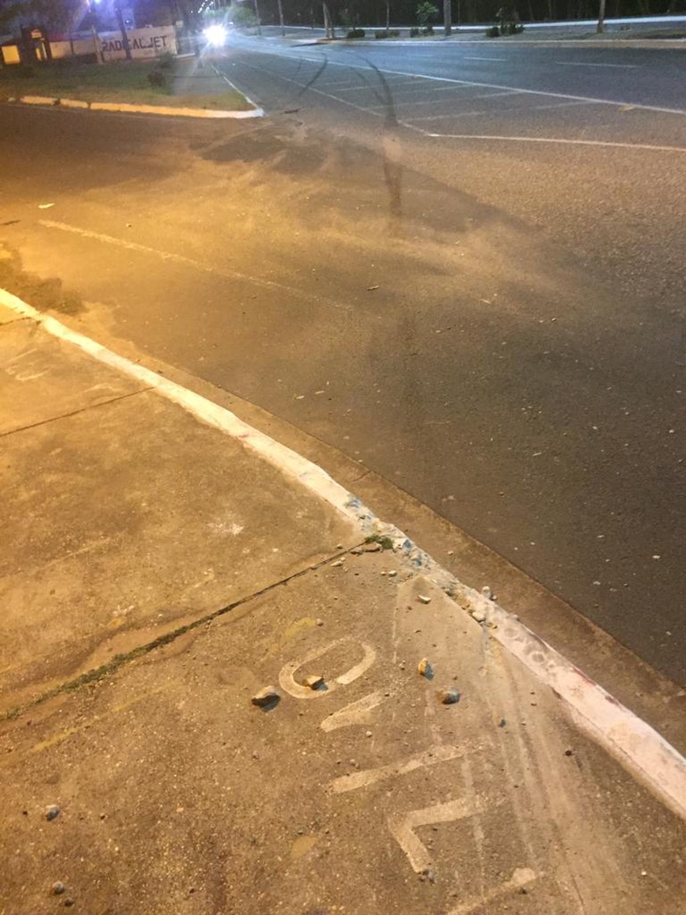 Marcas na Avenida Raul Lopes, na Zona Leste de Teresina, mostram a trajetória feita pelo veículo antes da colisão — Foto: Reprodução