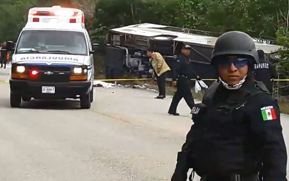 Policiais e paramédicos trabalham em local onde ônibus com turistas sofreu acidente entre El Cafetal e Mahahual, em Quintana Roo, no México, na terça-feira (19) (Foto: Manuel Jesús Ortega Canche/AFP)