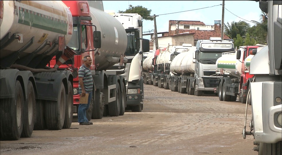 Em Cabedelo, os caminhões que abastecem os postos de gasolina estão parados desde segunda-feira (21) (Foto: Reprodução/TV Cabo Branco)