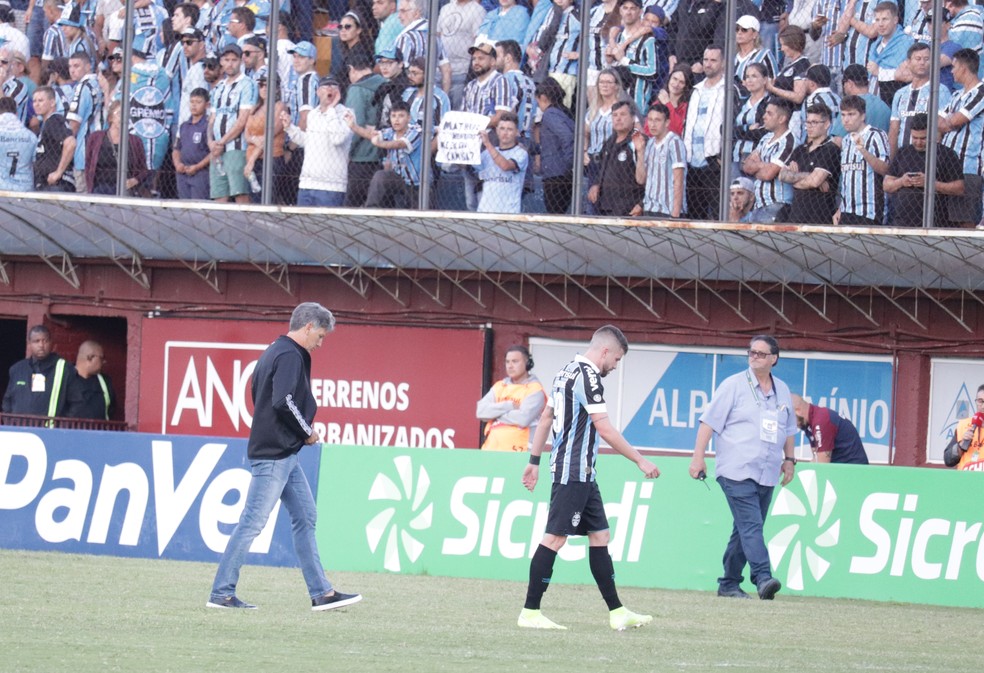 Renato deixa o gramado após derrota — Foto: Lucas Bubols/GloboEsporte.com