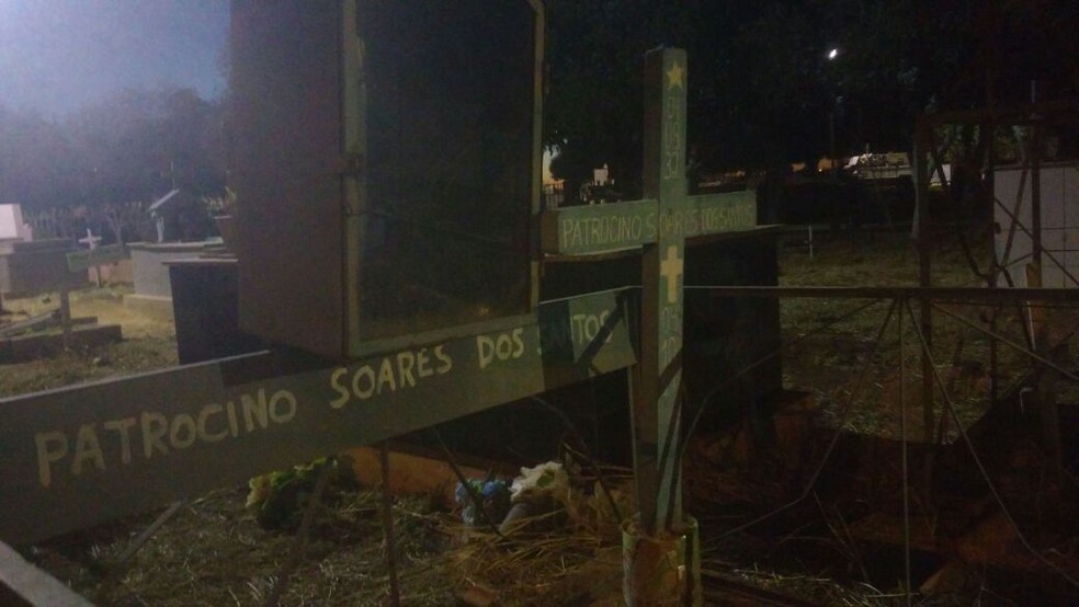 Corpo do vigia foi enterrado na mesma cova do pai (Foto: Juliana Peixoto/G1)