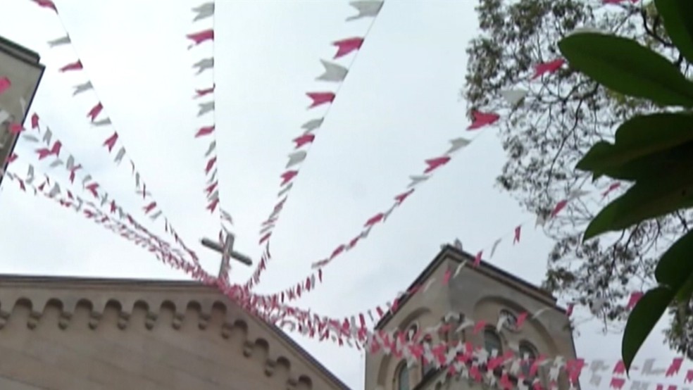 Arredores da Catedral de Sant"Anna, em Mogi das Cruzes, tem bandeirinhas da Festa do Divino — Foto: Reprodução/ TV Diário