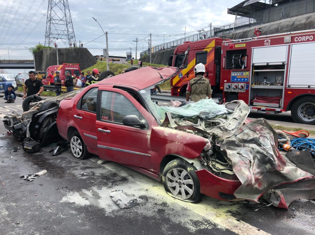 Acidente grave na Avenida das Torres deixa feridos, em Manaus