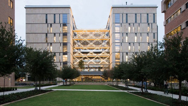Fachada envidraçada geométrica marca edifício nos EUA (Foto: Divulgação)