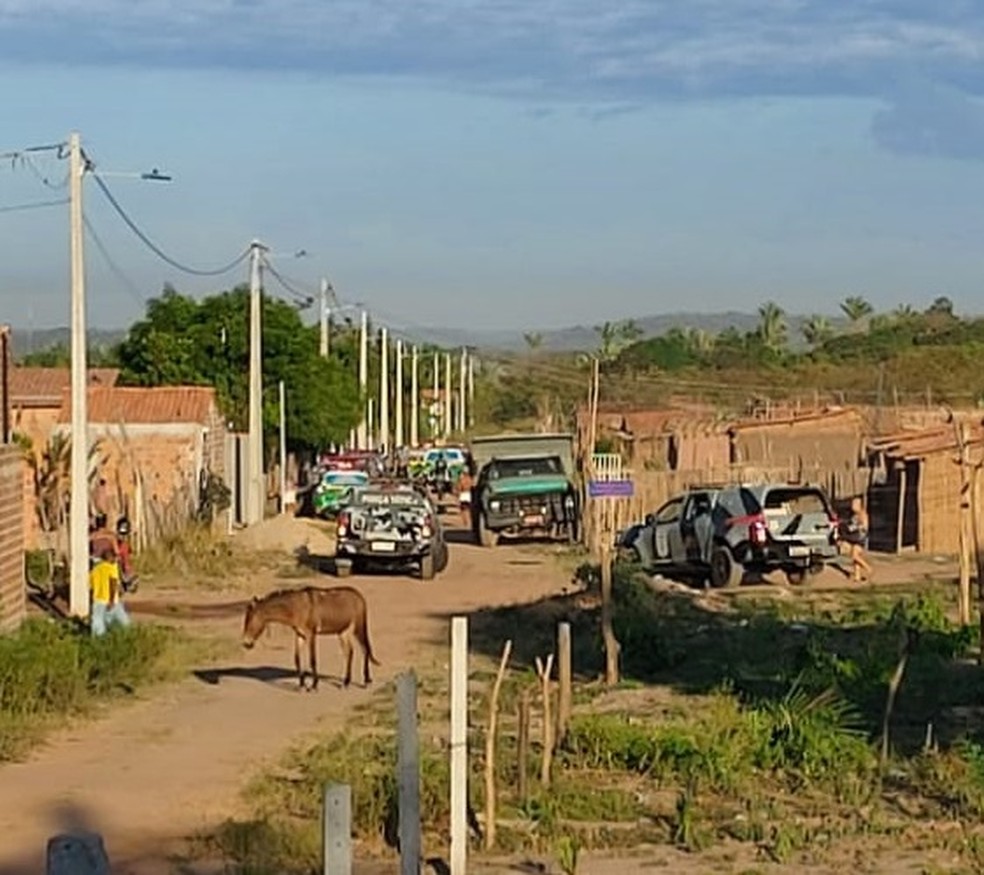 Famílias são retiradas de casas em operação de desocupação de terreno na Zona Norte de Teresina — Foto: Reprodução