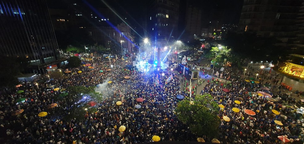 Festa da torcida do Cruzeiro na Praça 7 — Foto: Roger Casé