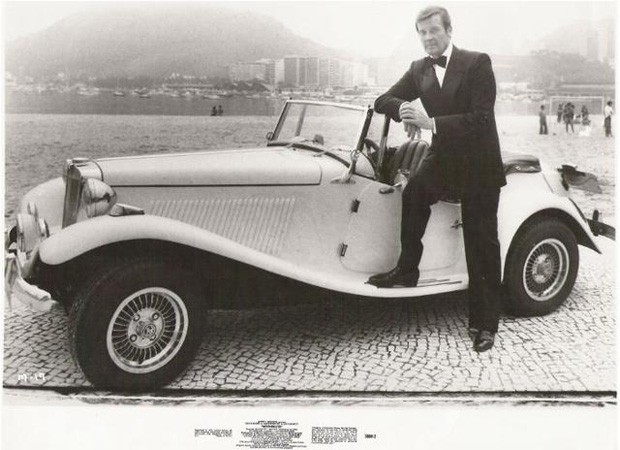 Roger Moore e o MP Lafer utilizado em 007 Contra o Foguete da Morte (Foto: reprodução)