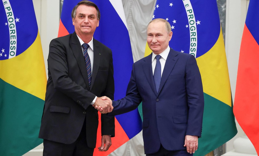 Russian President Vladimir Putin, right, and Brazil's President Jair Bolsonaro shake hands after a joint news conference following their talks in the Kremlin in Moscow, Russia, Wednesday, Feb. 16, 2022 — Foto: Mikhail Klimentyev/AP