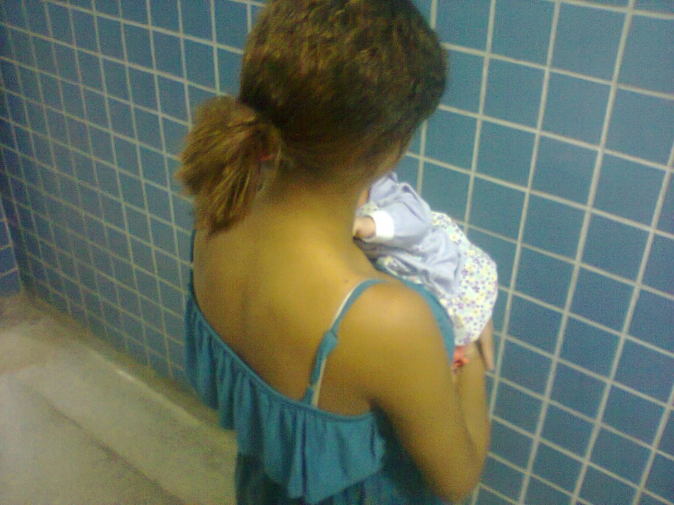 Foto de 2013 mostra adolescente de 14 anos moradora de Rondônia com o filho recém-nascido. — Foto: Aline Cabral/G1