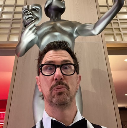 O fotógrafo Jay L. Clendenin virou fotografado em frente à versão gigante do Actor, prêmio do SAG Awards 2023 — Foto: Reprodução/Twitter