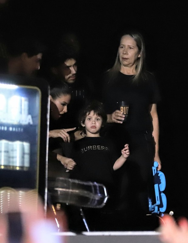 Andressa Suita com os filhos no show de Gusttavo Lima (Foto: Daniel Pinheiro/ AgNews)