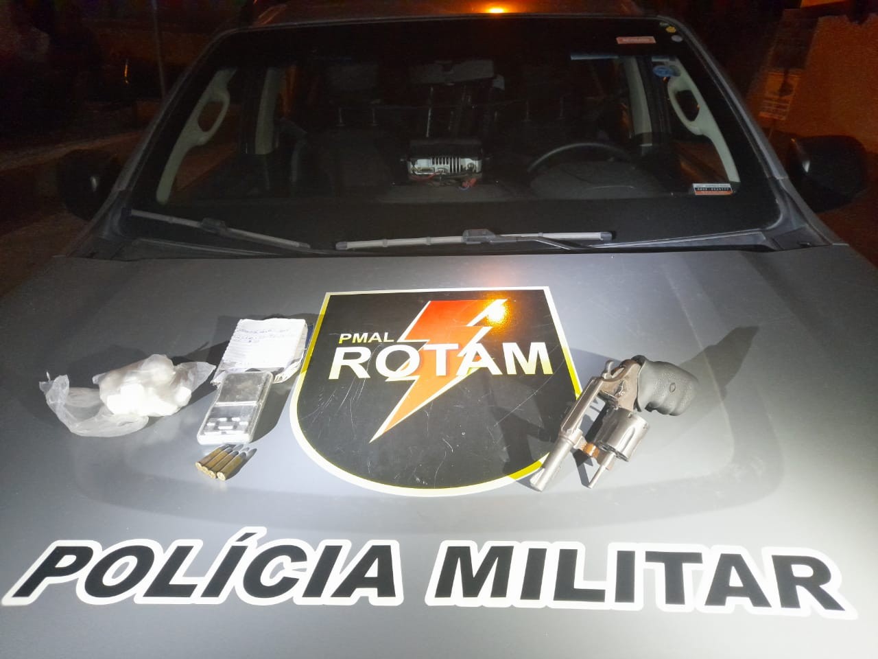 Homem é preso em flagrante portando arma e cocaína na Grota do Rafael em Maceió, AL