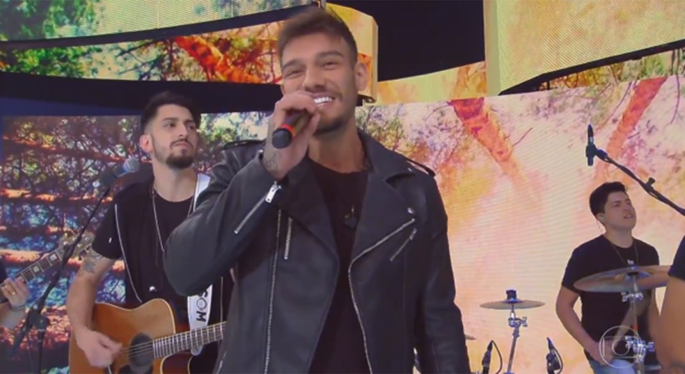 Lucas Lucco embalou pedido de casamento de Danielle e Beto Café no 'Caldeirão' (Foto: TV Globo)