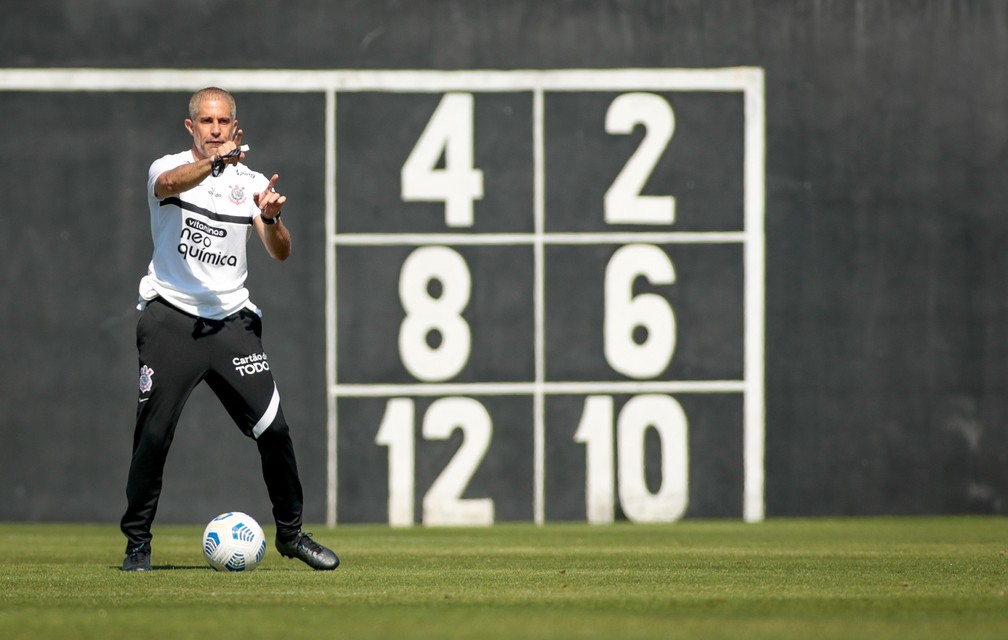 Sylvinho  criticado por suposta falta de variaes tticas da equipe  Foto: Rodrigo Coca/Ag. Corinthians
