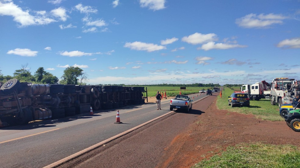 Acidente aconteceu na rodovia BR-153 mas pista já foi liberada  — Foto: Polícia Rodoviária Federal /Divulgação