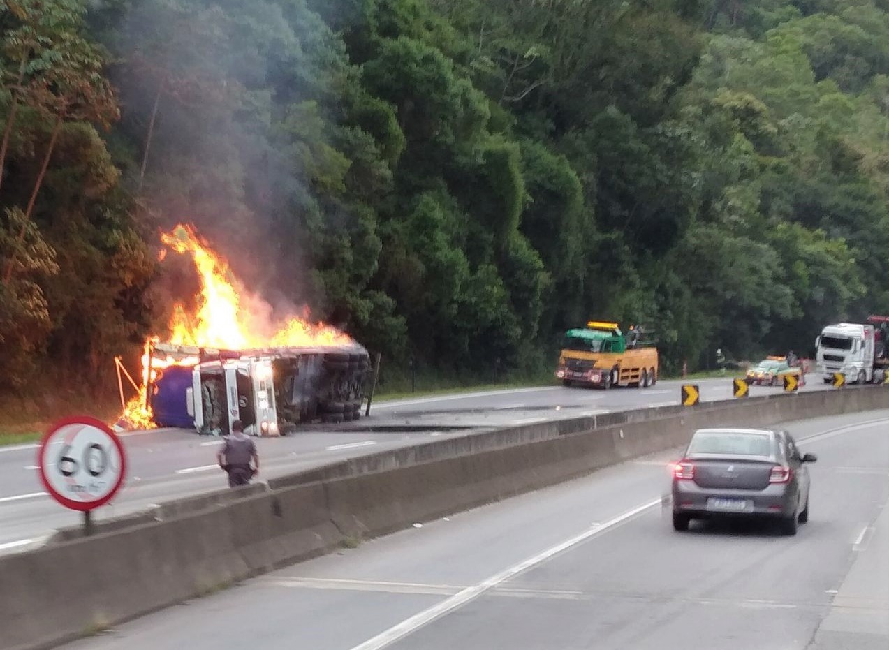 Carreta tomba e pega fogo após colisão; trânsito em rodovia de SP está bloqueado