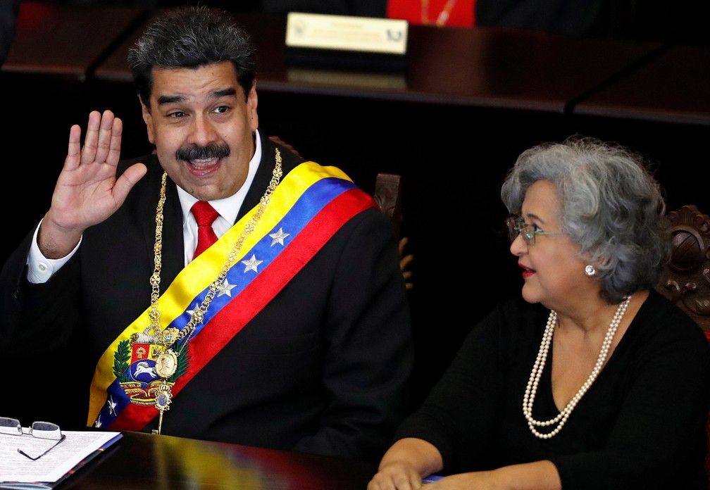 Maduro ao lado da presidente do Conselho Nacional Eleitoral, Tibisay Lucena, durante evento de abertura do 'ano jurÃ­dico' no tribunal Superior de JustiÃ§a da Venezuela, nesta quinta-feira (24) â Foto: Carlos Garcia Rawlins/Reuters