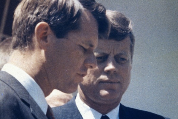O presidente John Kennedy (1917-1963) e seu irmão procurador-geral dos EUA Robert Kennedy (1925-1968) em foto de 1960  (Foto: Getty Images)