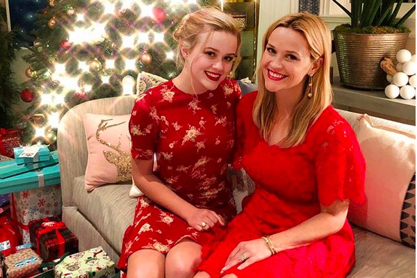 A atriz Reese Whiterspoon celebrando o Natal com sua filha mais velha, fruto de seu casamento com o ator Ryan Phillippe (Foto: Instagram)