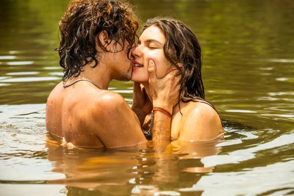 Juma e Jove esquentam ‘Pantanal’ com cena de beijo no rio