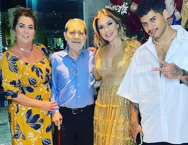 Margareth Serrão, Mario Serrão, Virginia Fonseca e Zé Felipe no Natal de 2020 (Foto: Reprodução/Instagram)