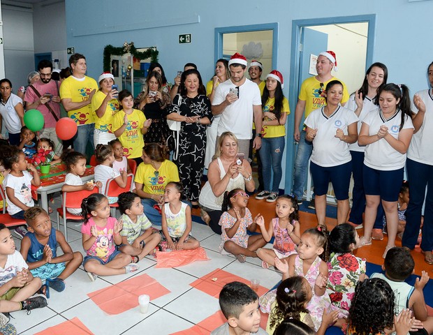Duda Nagle e Dona Kika doam brinquedos em creche (Foto: Francisco Cepeda/AgNews )