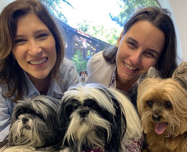 Beth Goulart com os pets Sofia, Alice e Nina na veterinária (Foto: Reprodução/Instagram)