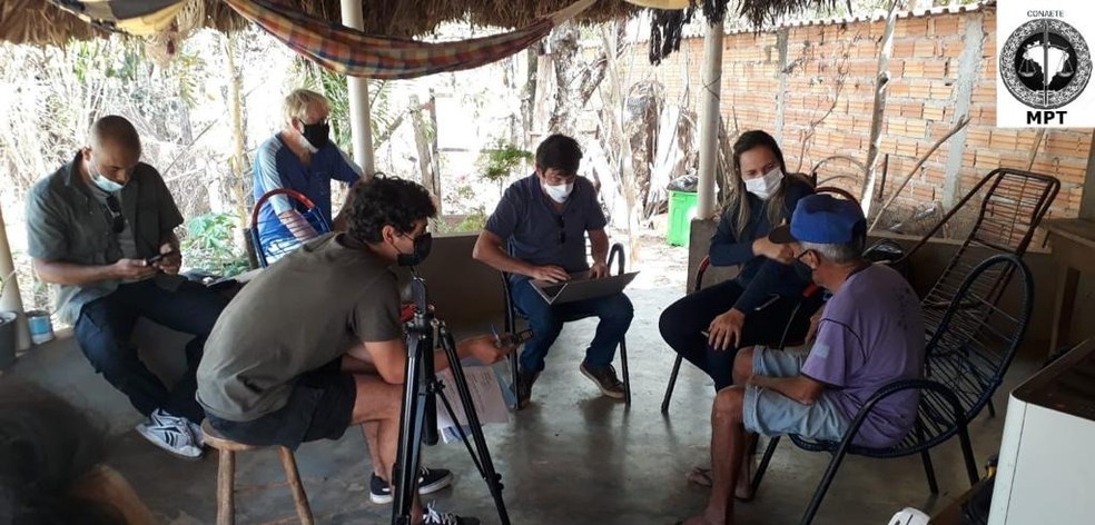 Seis pessoas sentadas na área de uma casa — Foto: MPT/Divulgação
