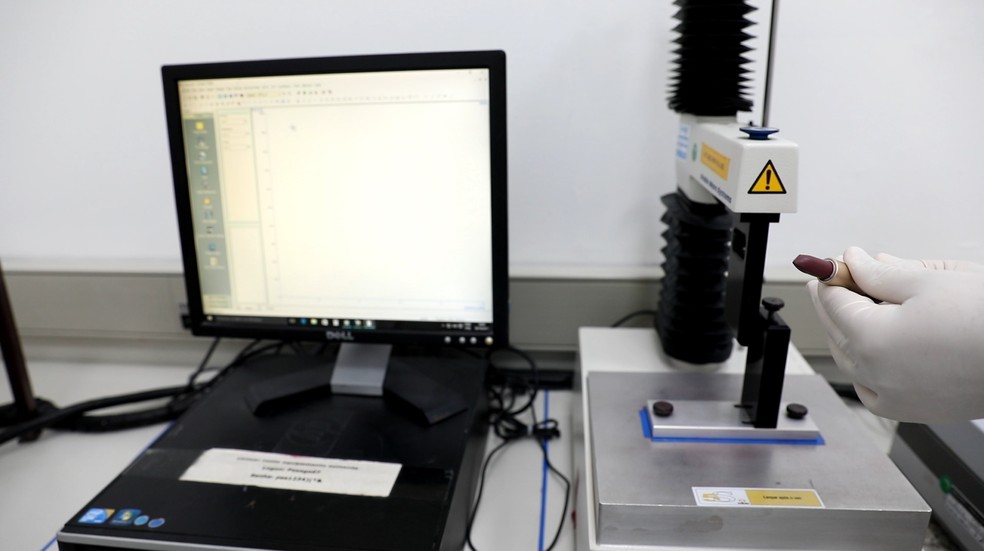 Máquina faz o teste para verificar as condições do produto antes de continuar o processo de fabricação (Foto: Celso Tavares/G1)