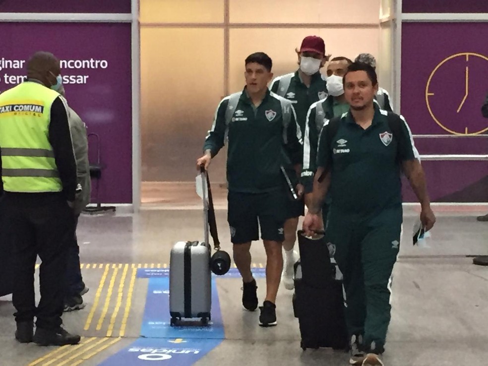 Jogadores do Fluminense no desembarque no Rio — Foto: Thiago Lima