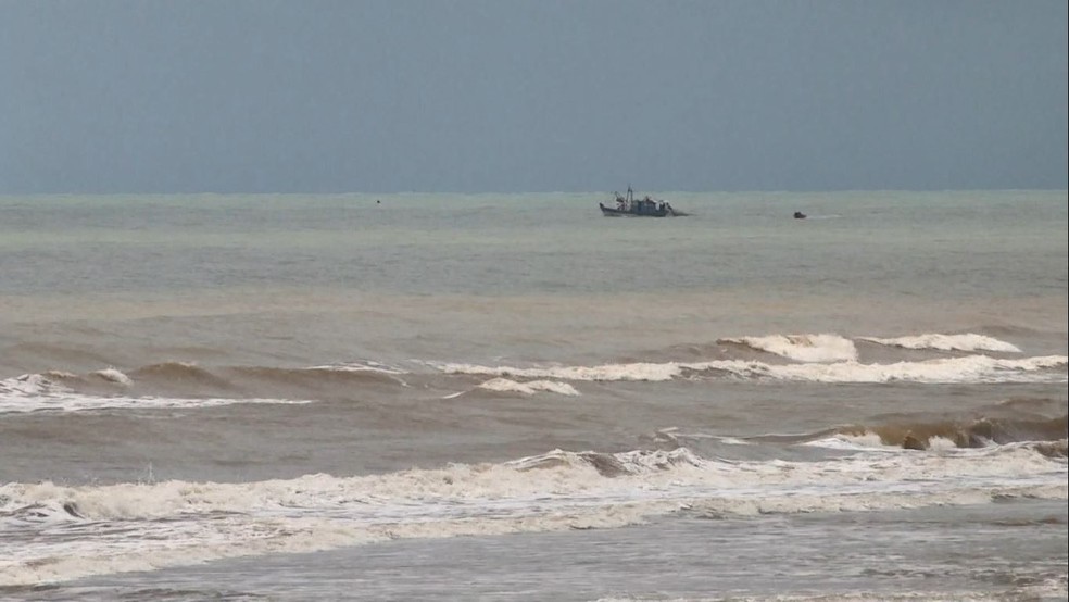 Guriri em São Mateus: local onde Marinha confirmou que chegaram os primeiros fragmentos de óleo no ES — Foto: Reprodução/TV Gazeta