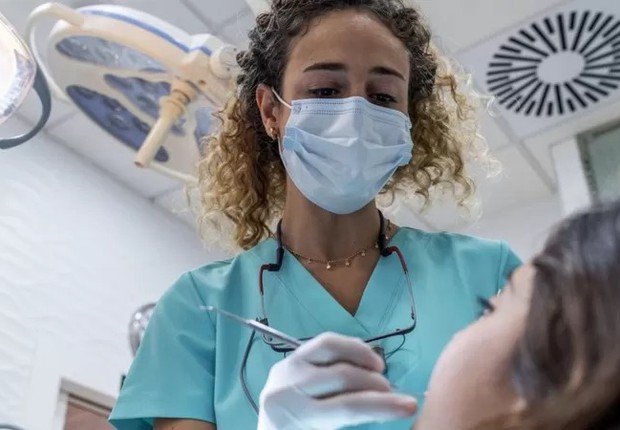 Dentistas brasileiros costumam precisar passar por um programa de residência nos EUA para obter licença (Foto: GETTY IMAGES via BBC)