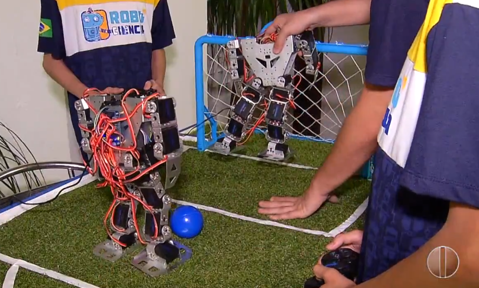 Robôs chutam a gol, em competição montada por escola de Natal (Foto: Reprodução)