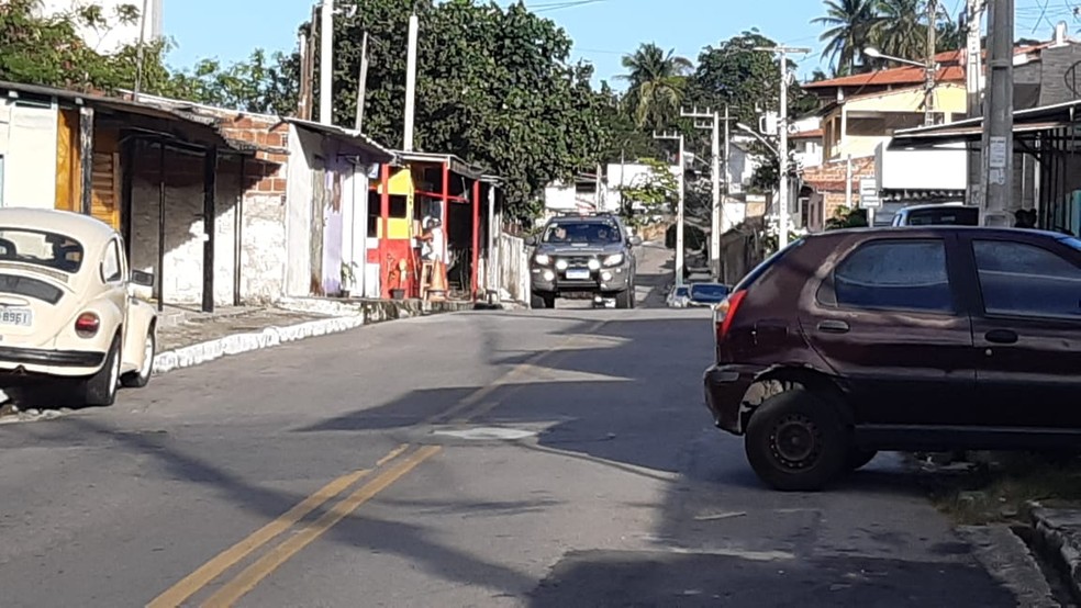 Viatura do Batalhão de Choque da Polícia Militar em Mãe Luíza, em Natal — Foto: Sérgio Henrique Santos/Inter TV Cabugi