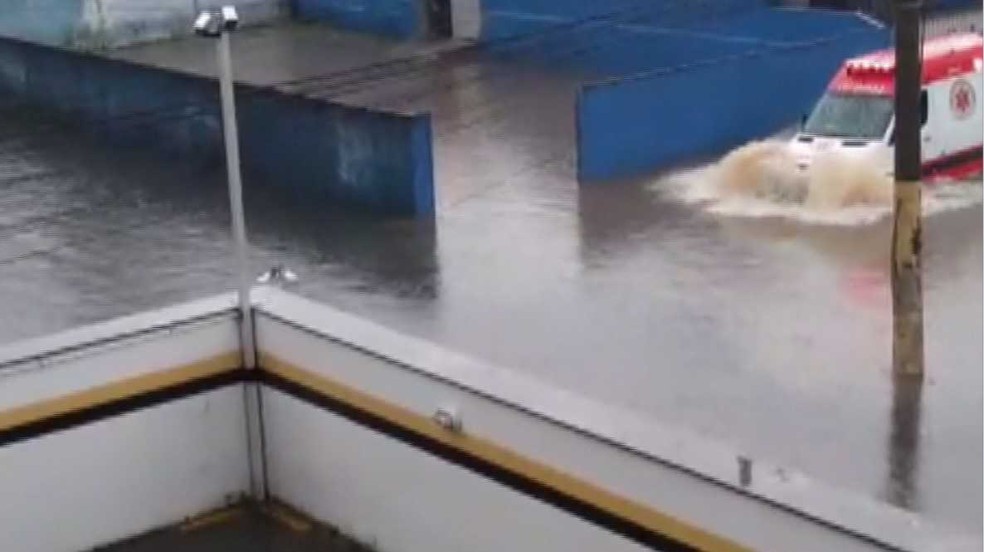 Chuva deixa São José alagada — Foto: Reprodução/NSC TV