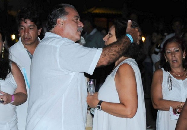 Tony Ramos sendo carinho com a mulher (Foto: Dó Cruz/Foto Rio News)