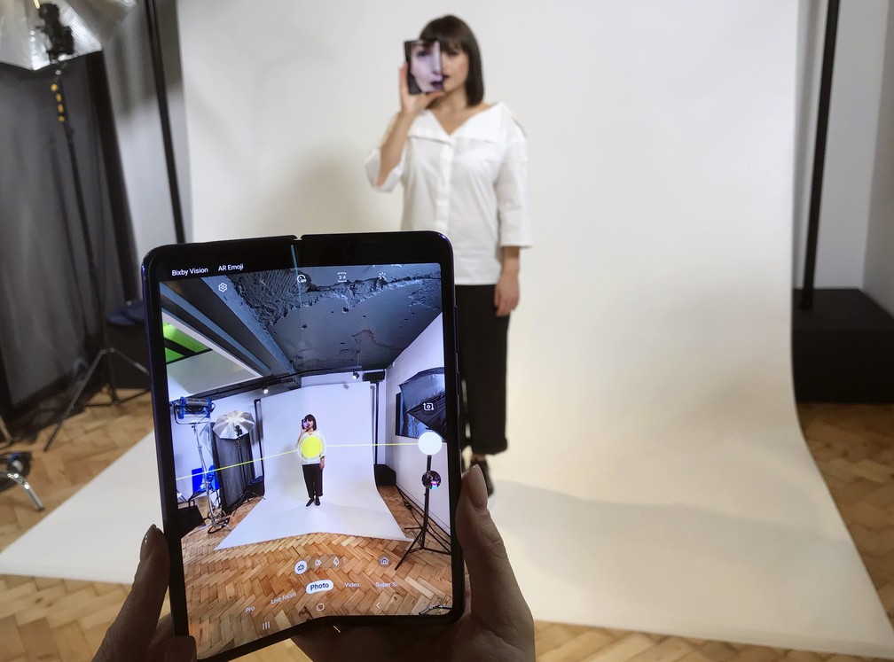 Samsung Galaxy Fold, com tela dobrável — Foto: Kelvin Chan/AP